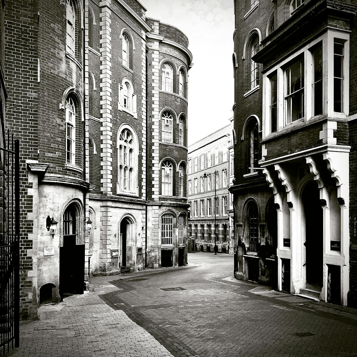 Solide Grundfeste bilden das Fundament des Aufbaus.